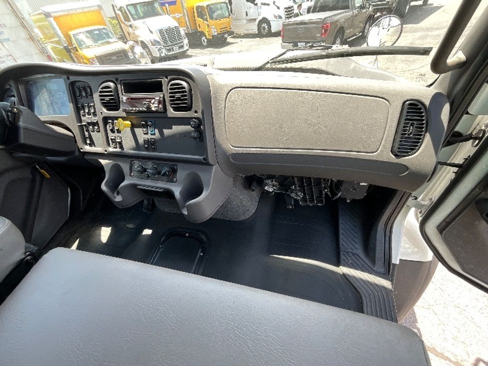 Flatbed Truck-Light and Medium Duty Trucks-Freightliner-2020-114SD-Cambridge-ON-303,753\n\t\tkm-$ 138,000 - Image 17