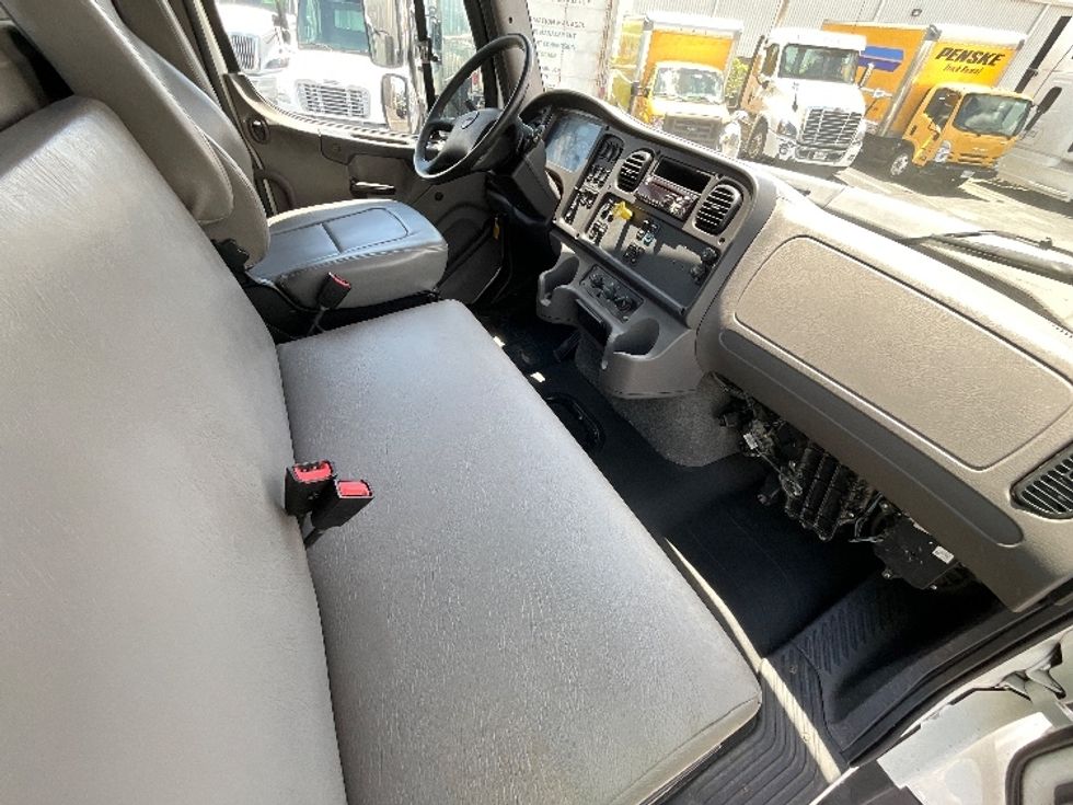 Flatbed Truck-Light and Medium Duty Trucks-Freightliner-2020-114SD-Cambridge-ON-303,753\n\t\tkm-$ 138,000 - Image 18