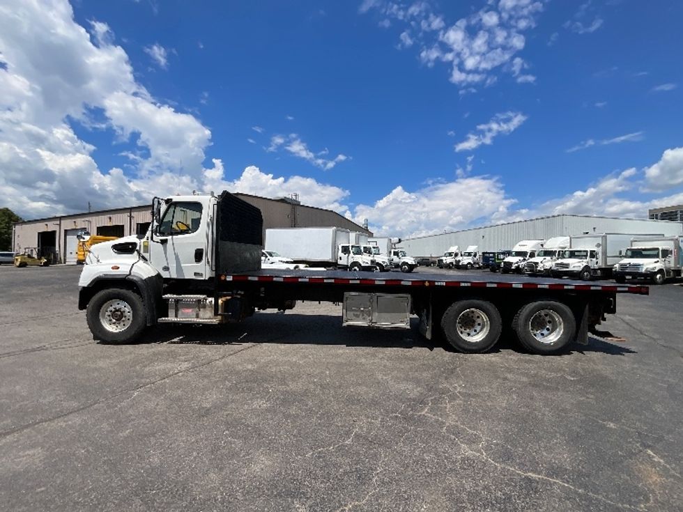 Flatbed Truck-Light and Medium Duty Trucks-Freightliner-2020-114SD-Cambridge-ON-303,753\n\t\tkm-$ 138,000 - Image 4