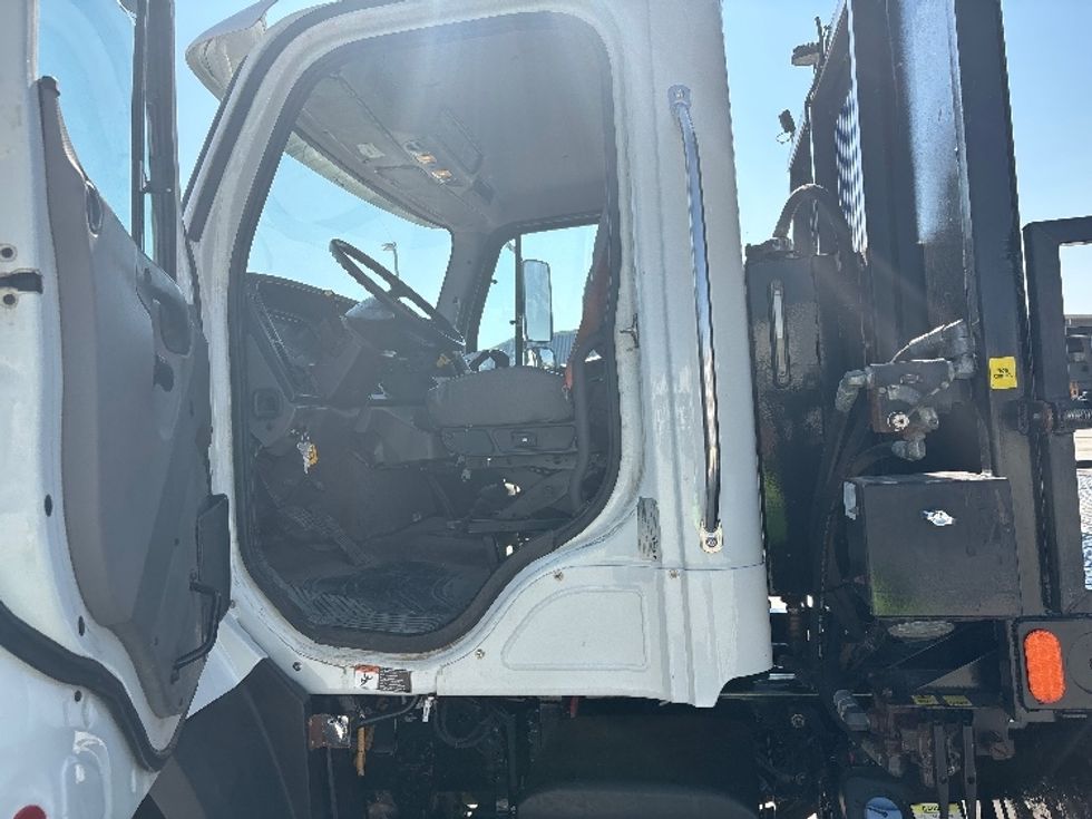 2020 Freightliner 114SD photo 9