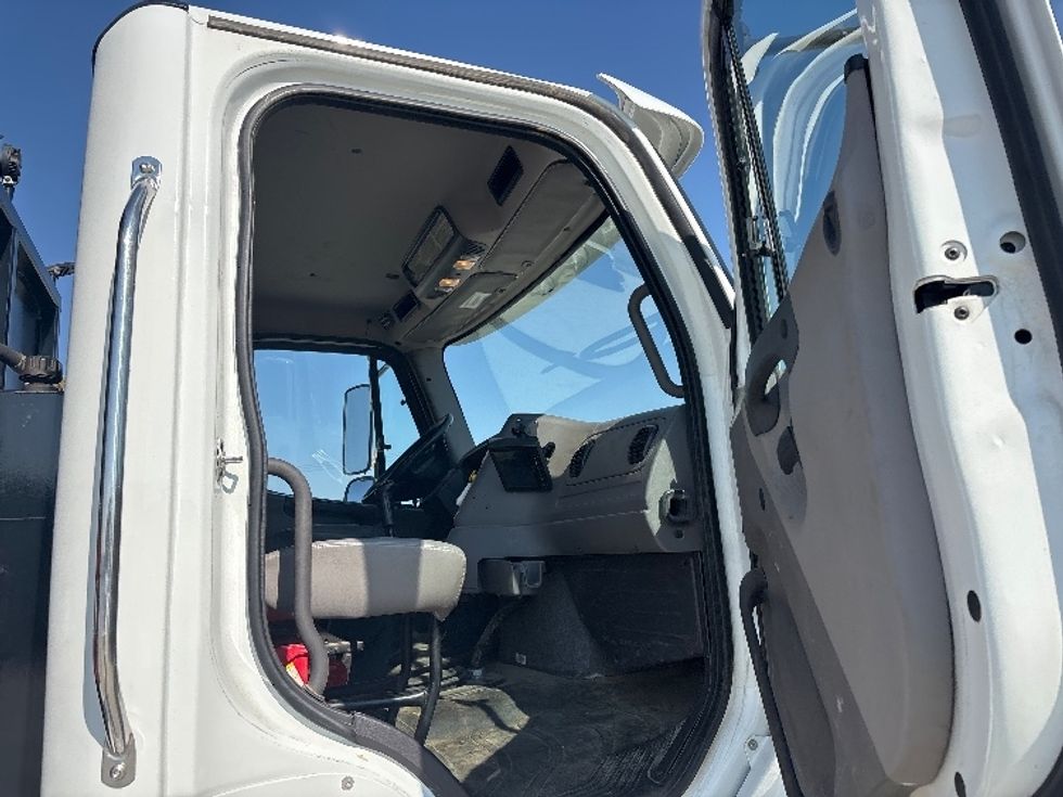 2020 Freightliner 114SD photo 13
