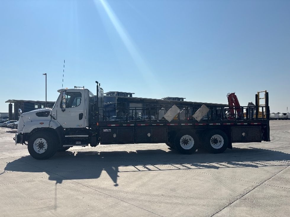 2020 Freightliner 114SD photo 4