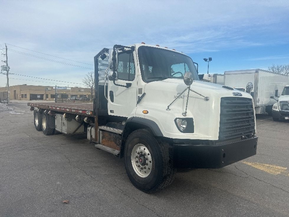 Flatbed Truck-Light and Medium Duty Trucks-Freightliner-2020-114SD-Mississauga-ON-118,501\n\t\tkm-$ 146,500 - Image 1