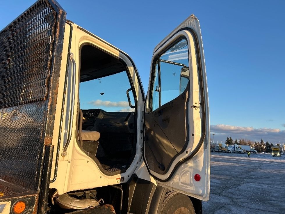 Flatbed Truck-Light and Medium Duty Trucks-Freightliner-2020-114SD-Mississauga-ON-118,501\n\t\tkm-$ 146,500 - Image 19