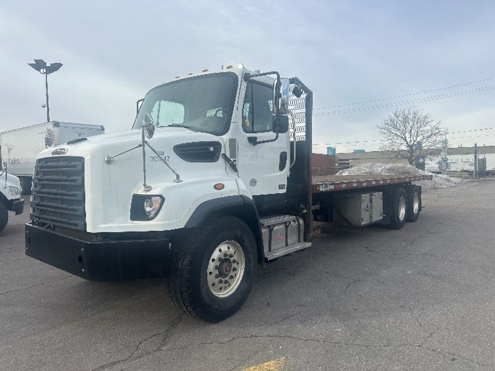 Flatbed Truck-Light and Medium Duty Trucks-Freightliner-2020-114SD-Mississauga-ON-118,501\n\t\tkm-$ 146,500 - Image 3