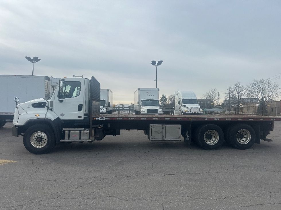 Flatbed Truck-Light and Medium Duty Trucks-Freightliner-2020-114SD-Mississauga-ON-118,501\n\t\tkm-$ 146,500 - Image 4