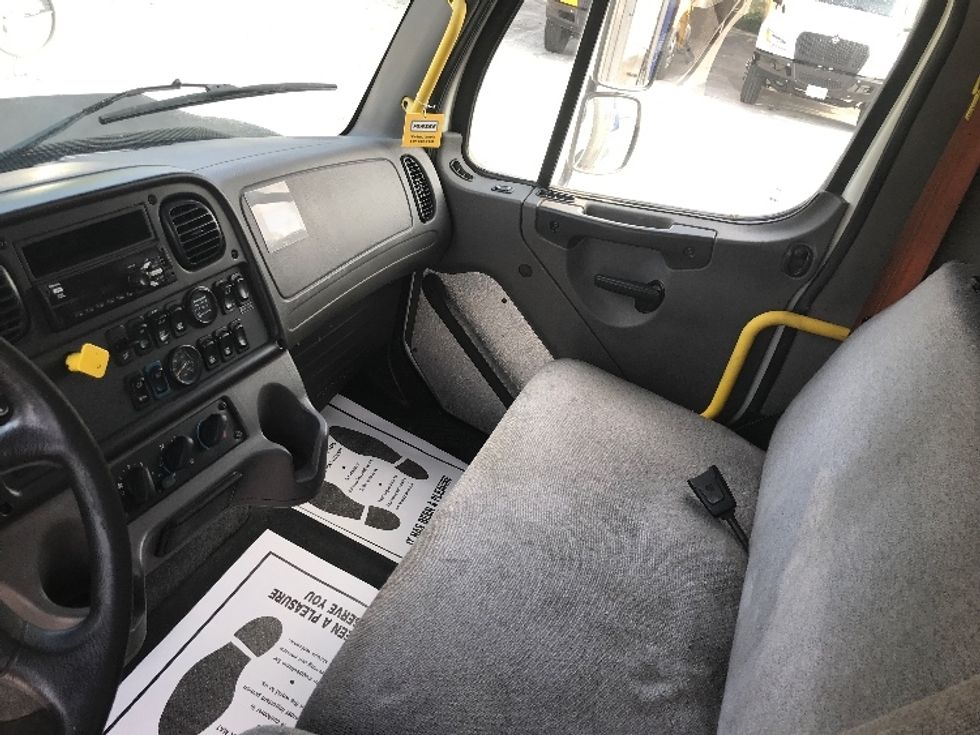 Flatbed Truck-Light and Medium Duty Trucks-Freightliner-2020-114SD-Windsor-ON-192,797\n\t\tkm-$ 148,750 - Image 18
