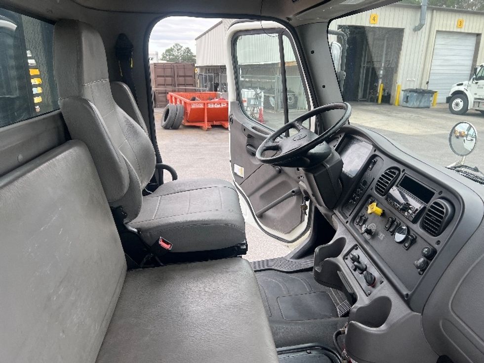 Flatbed Truck-Light and Medium Duty Trucks-Freightliner-2020-M2-Florence-SC-283,680\n\t\tmiles-$ 46,750 - Image 19