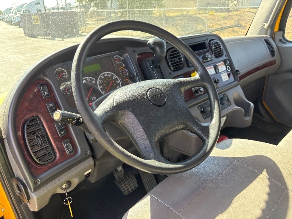 Flatbed Truck-Light and Medium Duty Trucks-Freightliner-2020-M2-Fresno-CA-101,993\n\t\tmiles-$ 55,250 - Image 14