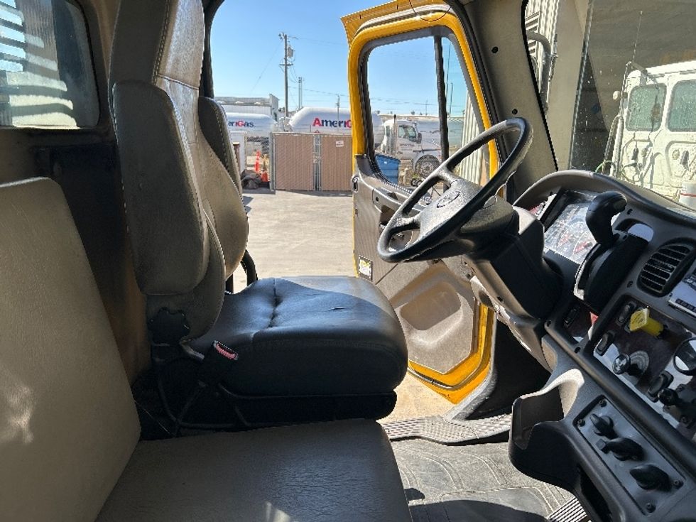 Flatbed Truck-Light and Medium Duty Trucks-Freightliner-2020-M2-Fresno-CA-136,206\n\t\tmiles-$ 47,000 - Image 19