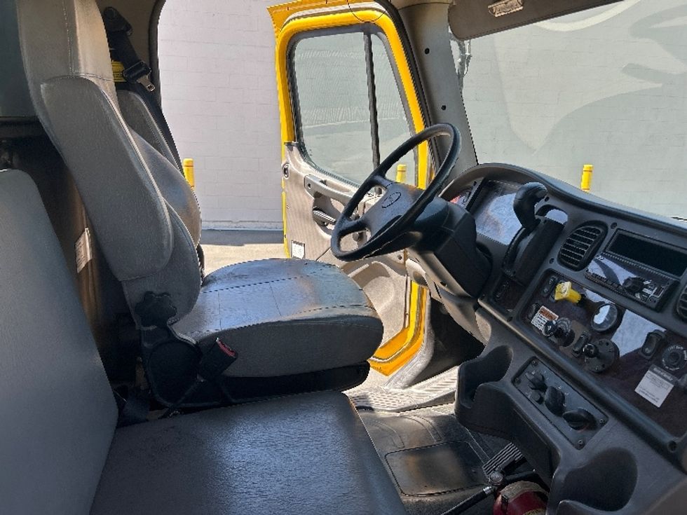 Flatbed Truck-Light and Medium Duty Trucks-Freightliner-2020-M2-Fresno-CA-77,755\n\t\tmiles-$ 60,500 - Image 17