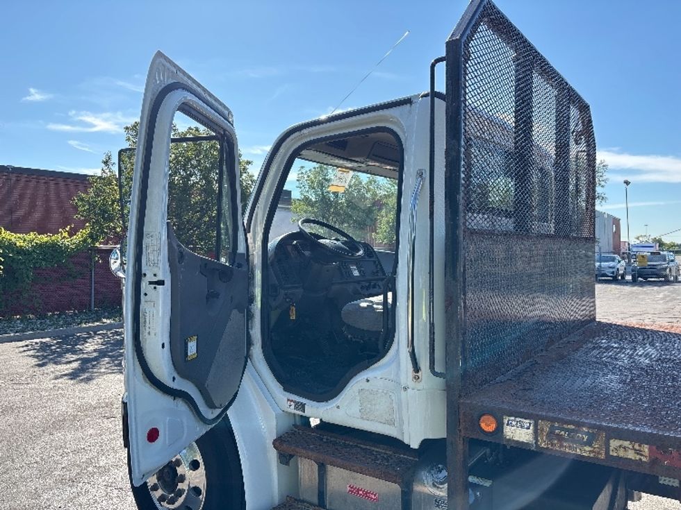 Flatbed Truck-Light and Medium Duty Trucks-Freightliner-2020-M2-Mississauga-ON-108,698\n\t\tkm-$ 82,750 - Image 9