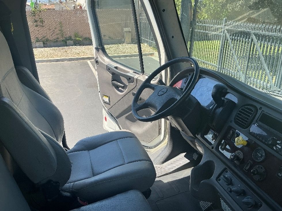 Flatbed Truck-Light and Medium Duty Trucks-Freightliner-2020-M2-Torrance-CA-60,872\n\t\tmiles-$ 67,500 - Image 18