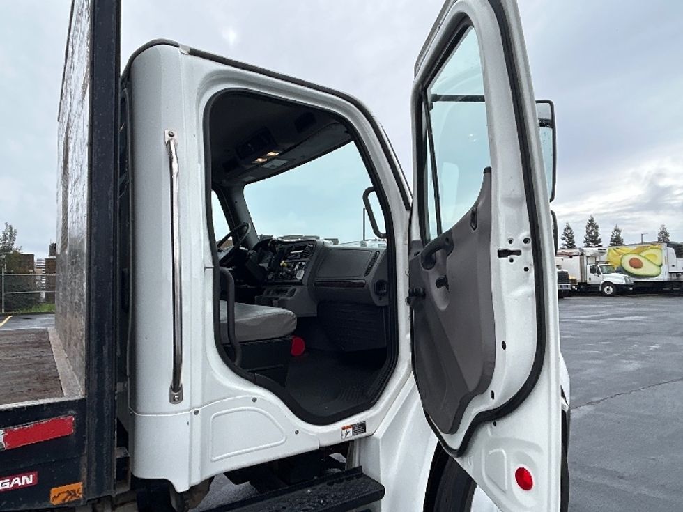 Flatbed Truck-Light and Medium Duty Trucks-Freightliner-2020-M2-West Sacramento-CA-102,775\n\t\tmiles-$ 60,000 - Image 17