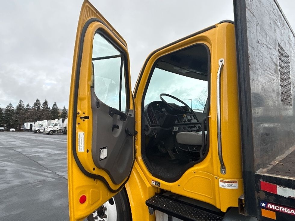 Flatbed Truck-Light and Medium Duty Trucks-Freightliner-2020-M2-West Sacramento-CA-60,368\n\t\tmiles-$ 64,000 - Image 14