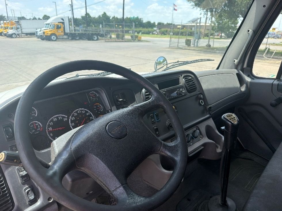 Flatbed Truck-Light and Medium Duty Trucks-Freightliner-2020-M211264S-Houston-TX-211,157\n\t\tmiles-$ 97,750 - Image 15