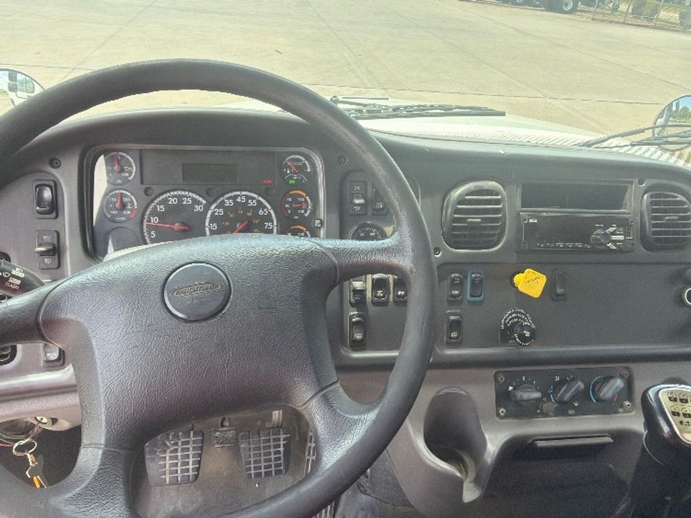Flatbed Truck-Light and Medium Duty Trucks-Freightliner-2020-M211264S-Houston-TX-211,157\n\t\tmiles-$ 97,750 - Image 16