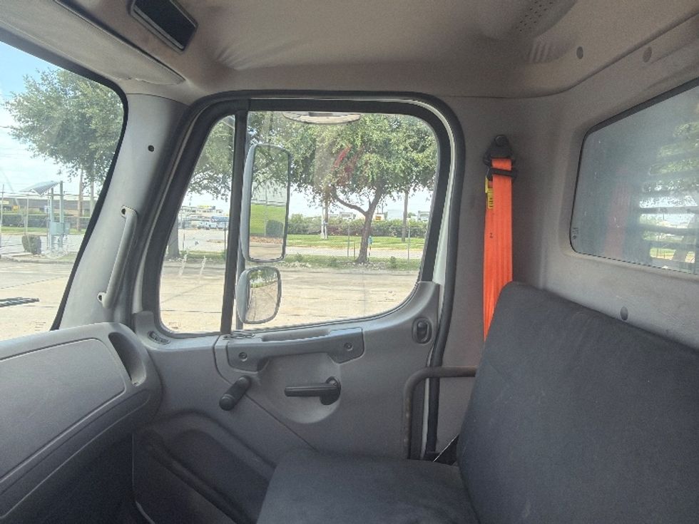 Flatbed Truck-Light and Medium Duty Trucks-Freightliner-2020-M211264S-Houston-TX-211,157\n\t\tmiles-$ 97,750 - Image 17