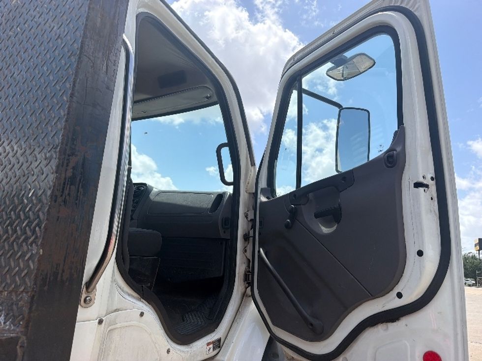 Flatbed Truck-Light and Medium Duty Trucks-Freightliner-2020-M211264S-Houston-TX-211,157\n\t\tmiles-$ 97,750 - Image 18