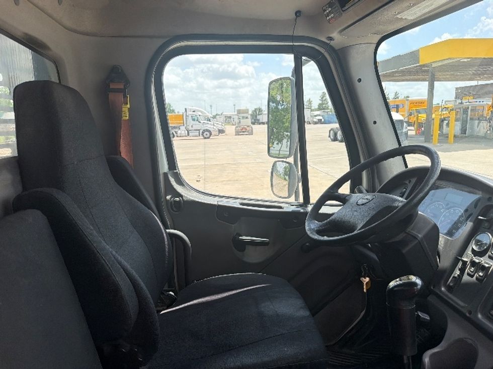 Flatbed Truck-Light and Medium Duty Trucks-Freightliner-2020-M211264S-Houston-TX-211,157\n\t\tmiles-$ 97,750 - Image 20