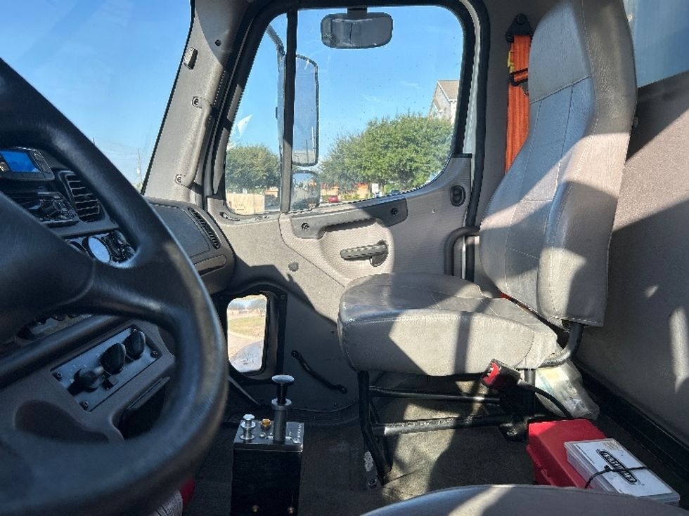 Flatbed Truck-Light and Medium Duty Trucks-Freightliner-2021-M2-Houston-TX-188,788\n\t\tmiles-$ 83,500 - Image 15