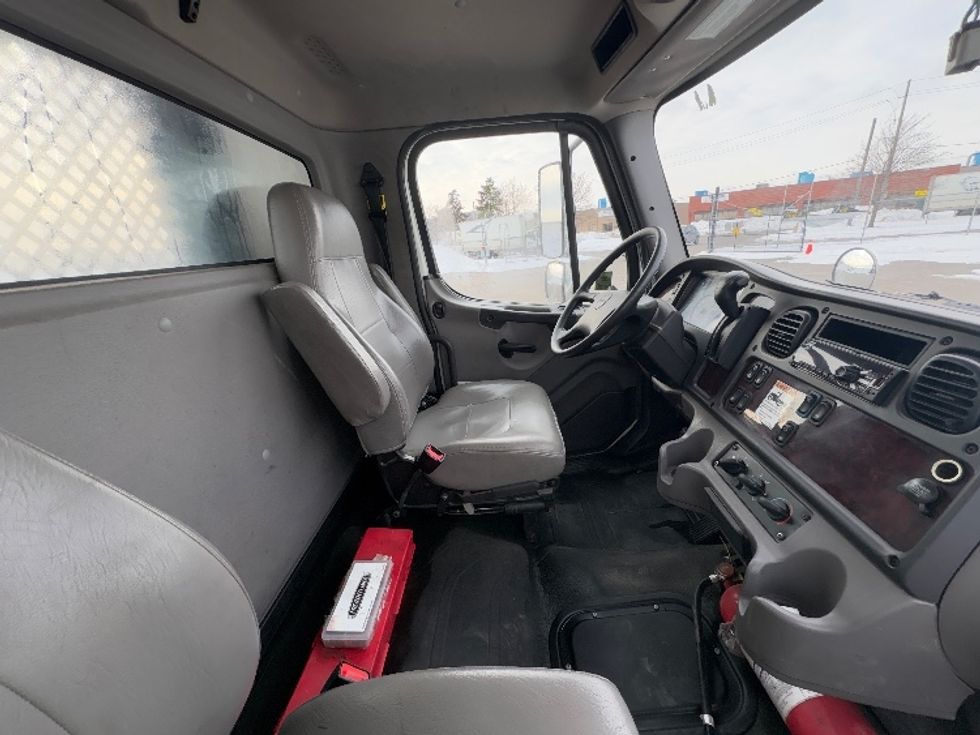 Flatbed Truck-Light and Medium Duty Trucks-Freightliner-2021-M2-Mississauga-ON-341,576\n\t\tkm-$ 61,750 - Image 19