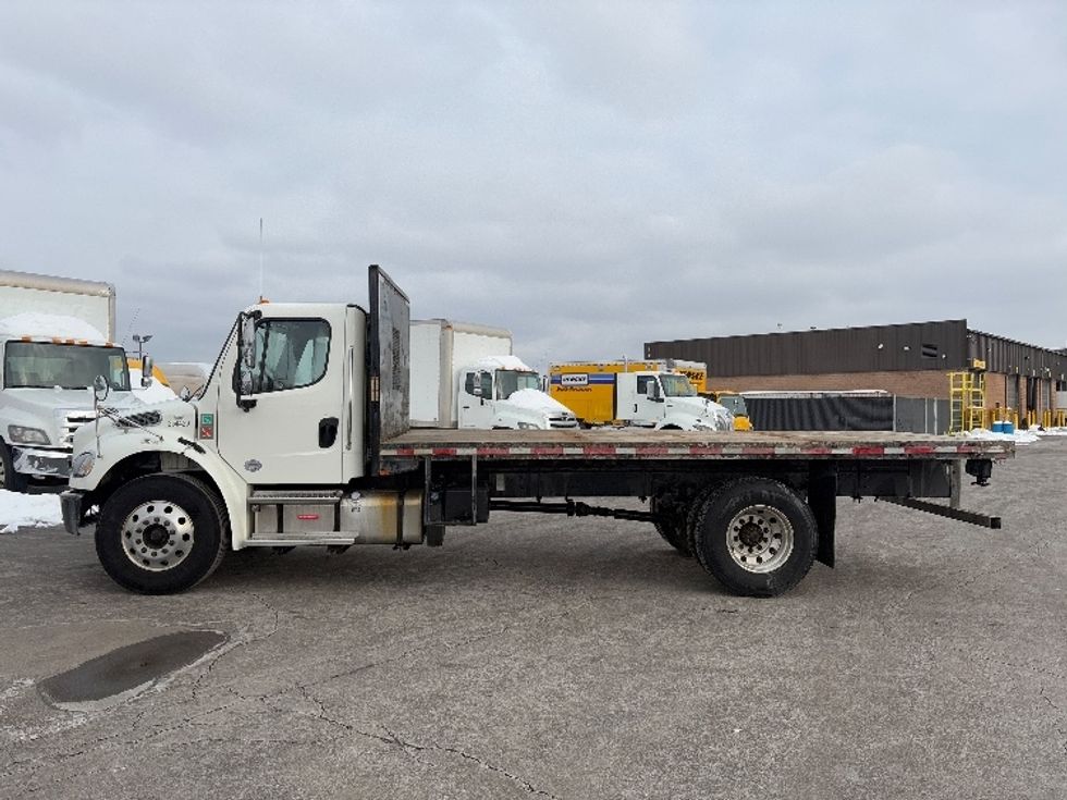 Flatbed Truck-Light and Medium Duty Trucks-Freightliner-2021-M2-Mississauga-ON-341,576\n\t\tkm-$ 61,750 - Image 4