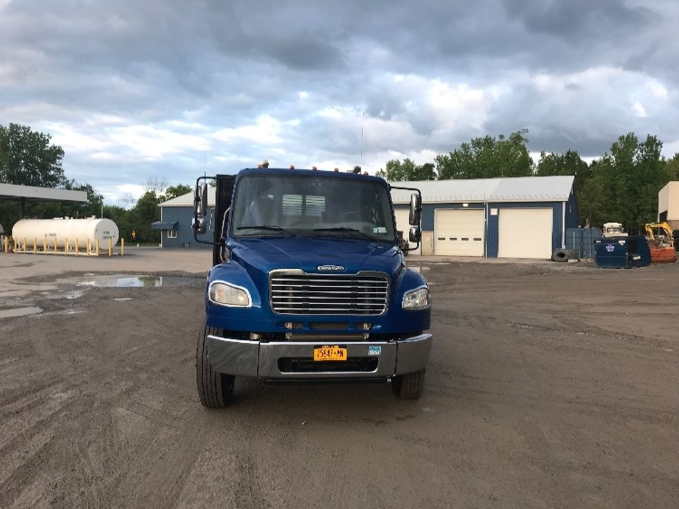 2021 Freightliner M2 106 Medium Duty photo 2
