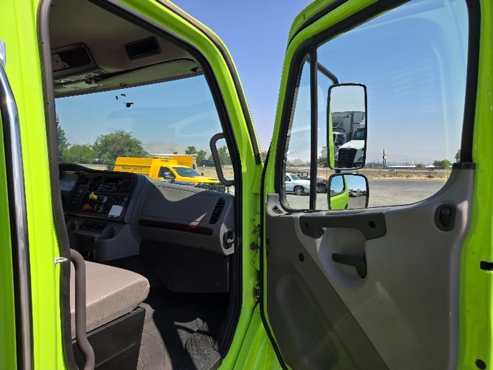 Flatbed Truck-Light and Medium Duty Trucks-Freightliner-2021-M2-Yakima-WA-61,522\n\t\tmiles-$ 66,750 - Image 16