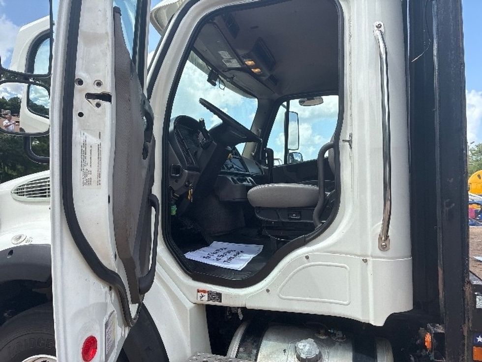 Flatbed Truck-Light and Medium Duty Trucks-Freightliner-2021-M211264S-Jackson-MS-163,738\n\t\tmiles-$ 114,000 - Image 12