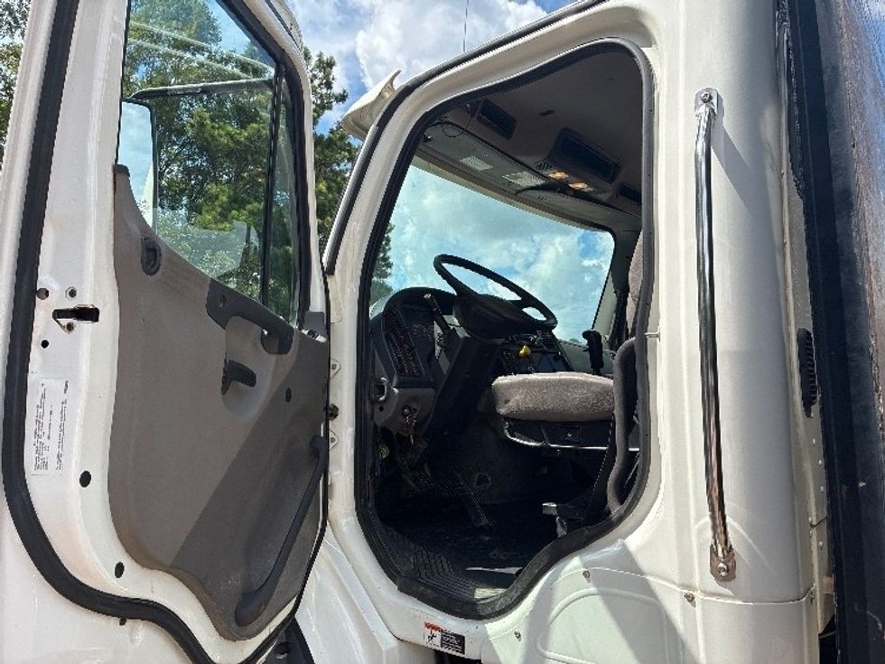 Flatbed Truck-Light and Medium Duty Trucks-Freightliner-2021-M211264S-Jackson-MS-190,680\n\t\tmiles-$ 106,750 - Image 13