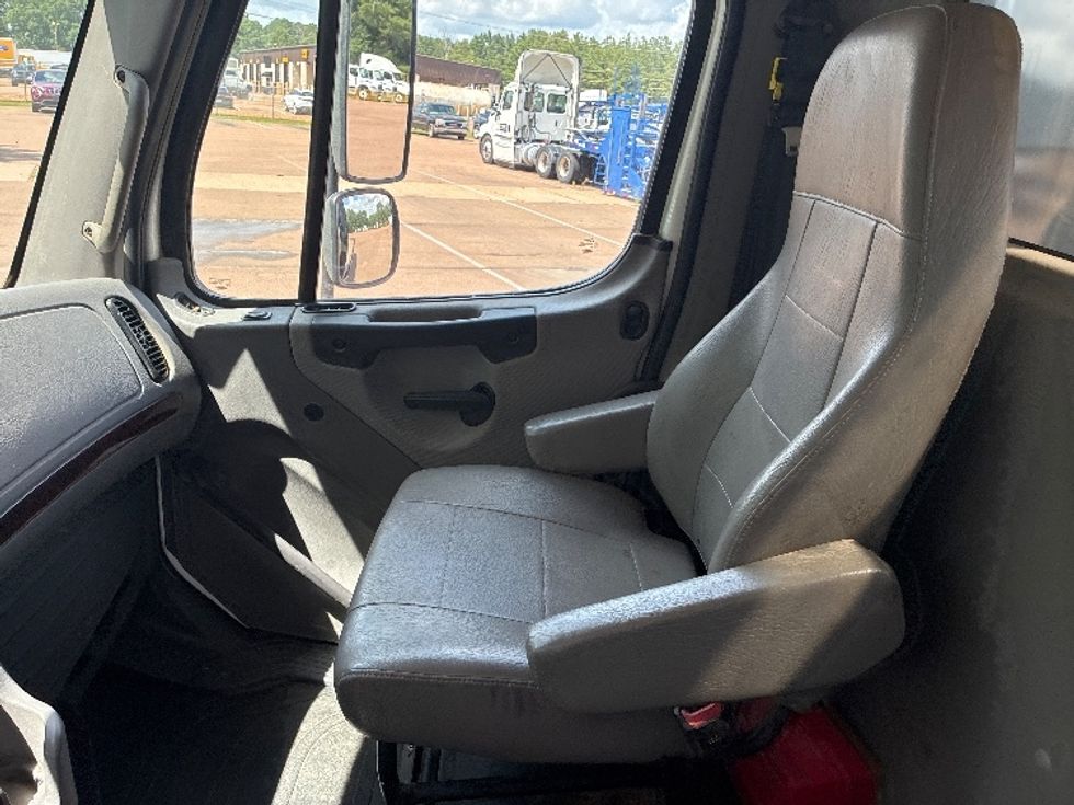 Flatbed Truck-Light and Medium Duty Trucks-Freightliner-2021-M211264S-Jackson-MS-190,680\n\t\tmiles-$ 106,750 - Image 16