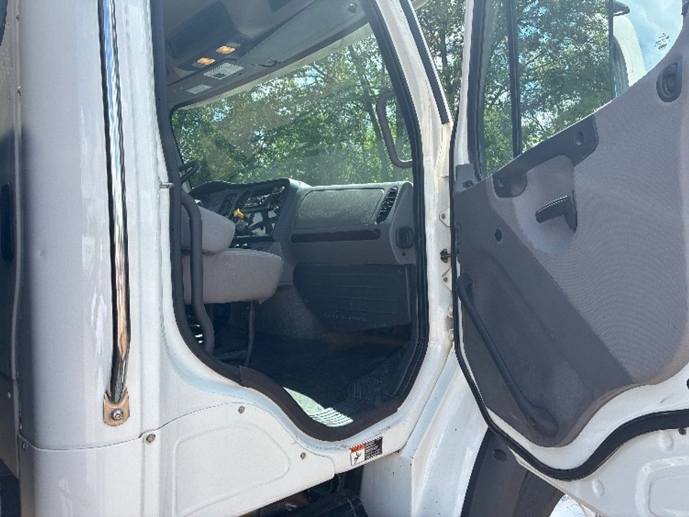 Flatbed Truck-Light and Medium Duty Trucks-Freightliner-2021-M211264S-Jackson-MS-190,680\n\t\tmiles-$ 106,750 - Image 17