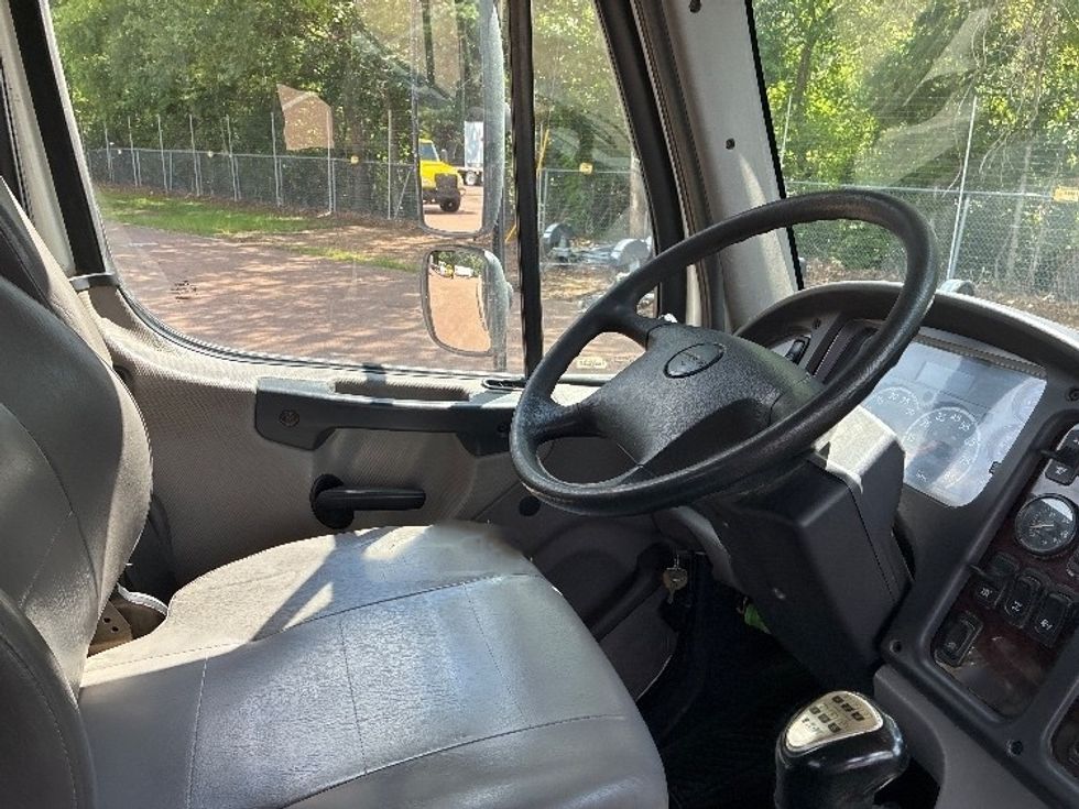 Flatbed Truck-Light and Medium Duty Trucks-Freightliner-2021-M211264S-Jackson-MS-190,680\n\t\tmiles-$ 106,750 - Image 19
