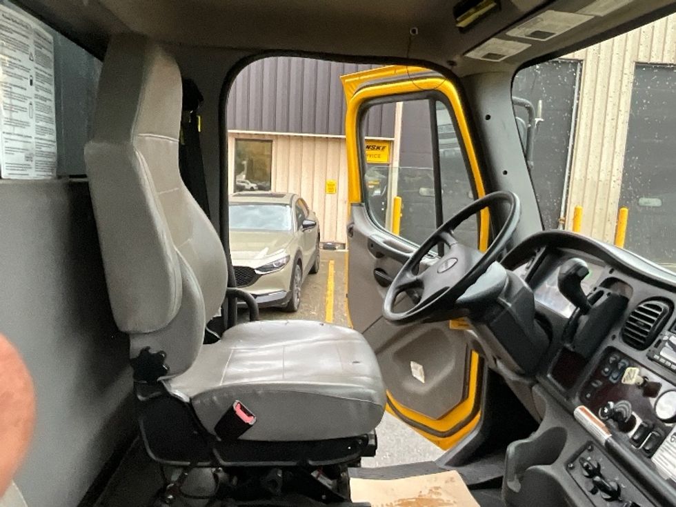 Flatbed Truck-Light and Medium Duty Trucks-Freightliner-2022-M2-Burnaby-BC-92,552\n\t\tkm-$ 101,500 - Image 18