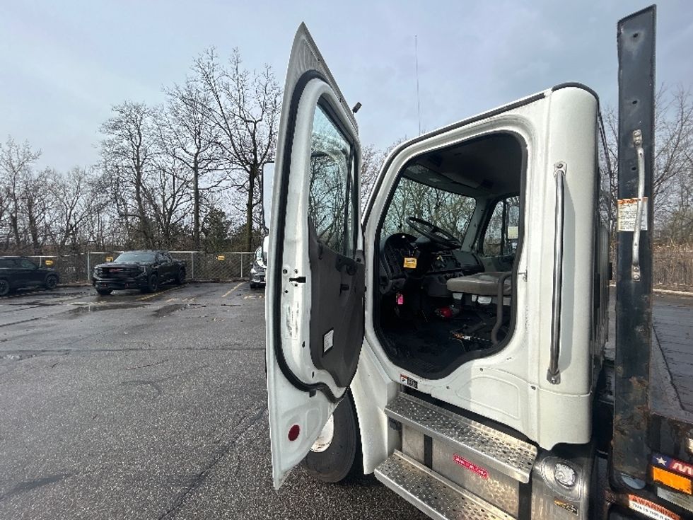 Flatbed Truck-Light and Medium Duty Trucks-Freightliner-2022-M2-Middlefield-OH-333,826\n\t\tmiles-$ 28,250 - Image 16