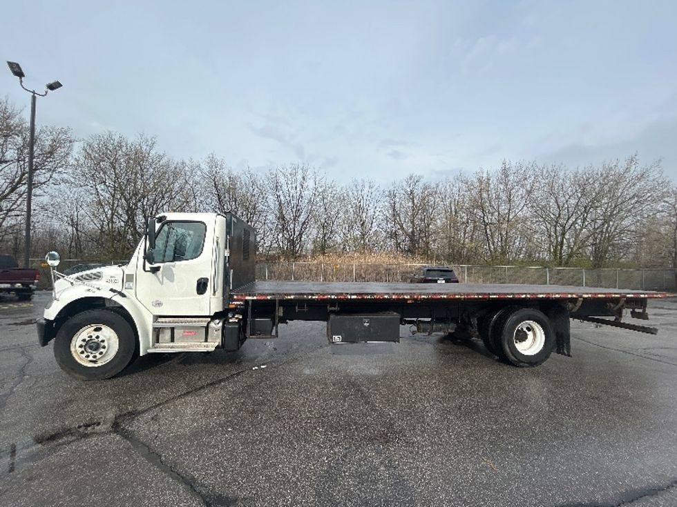 Flatbed Truck-Light and Medium Duty Trucks-Freightliner-2022-M2-Middlefield-OH-333,826\n\t\tmiles-$ 28,250 - Image 4