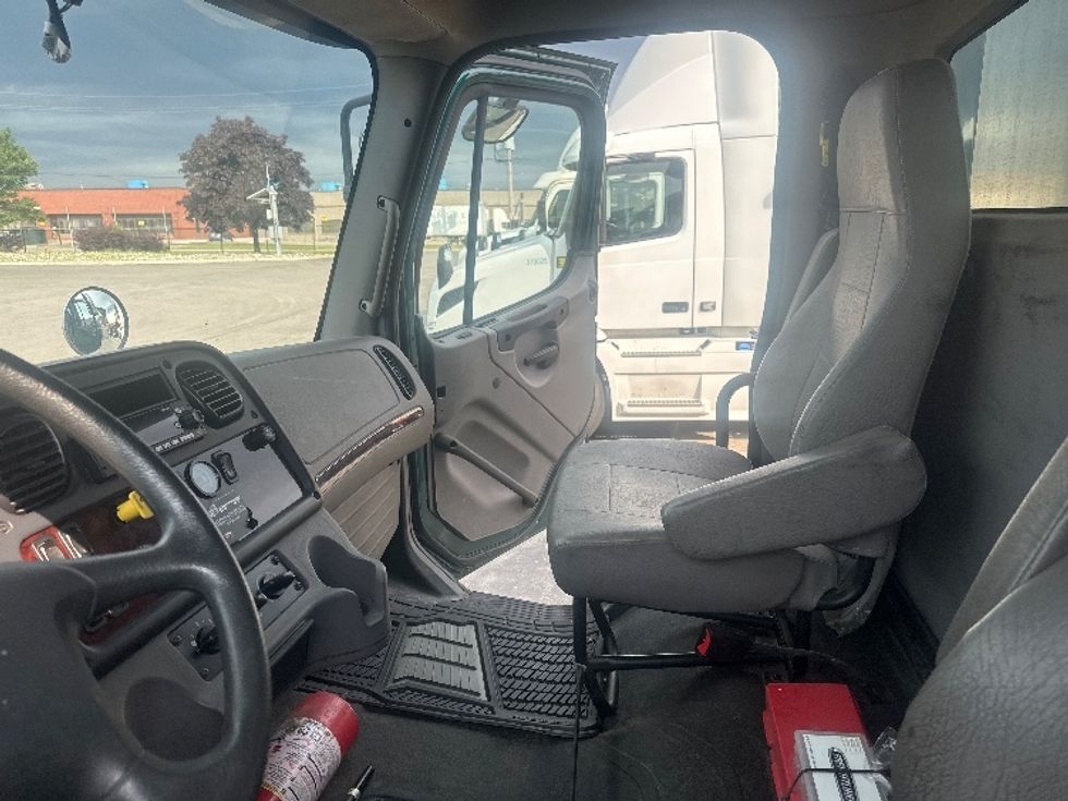 Flatbed Truck-Light and Medium Duty Trucks-Freightliner-2022-M2-Mississauga-ON-150,670\n\t\tkm-$ 119,500 - Image 18