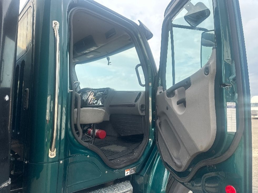 Flatbed Truck-Light and Medium Duty Trucks-Freightliner-2022-M2-Mississauga-ON-150,670\n\t\tkm-$ 119,500 - Image 19