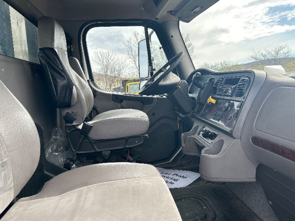 Flatbed Truck-Light and Medium Duty Trucks-Freightliner-2022-M2-Reading-PA-214,366\n\t\tmiles-$ 45,000 - Image 22