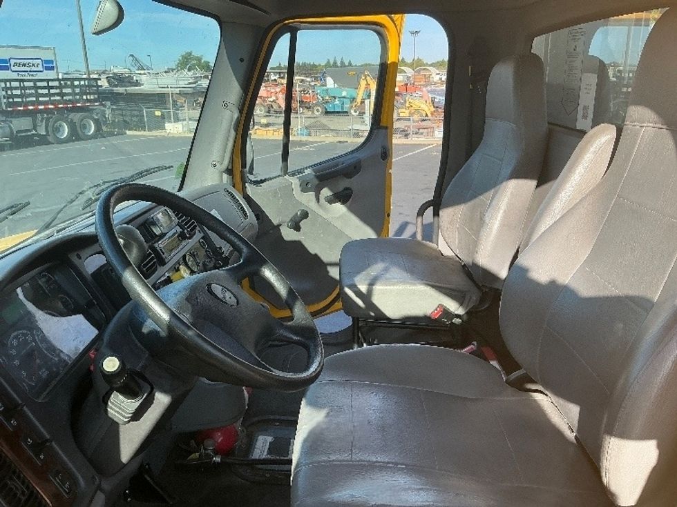 Flatbed Truck-Light and Medium Duty Trucks-Freightliner-2022-M2-Sacramento-CA-121,201\n\t\tmiles-$ 60,750 - Image 16