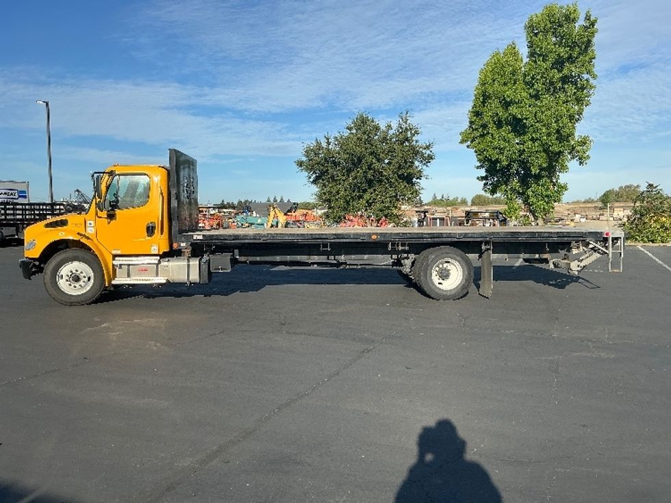 Flatbed Truck-Light and Medium Duty Trucks-Freightliner-2022-M2-Sacramento-CA-121,201\n\t\tmiles-$ 60,750 - Image 4