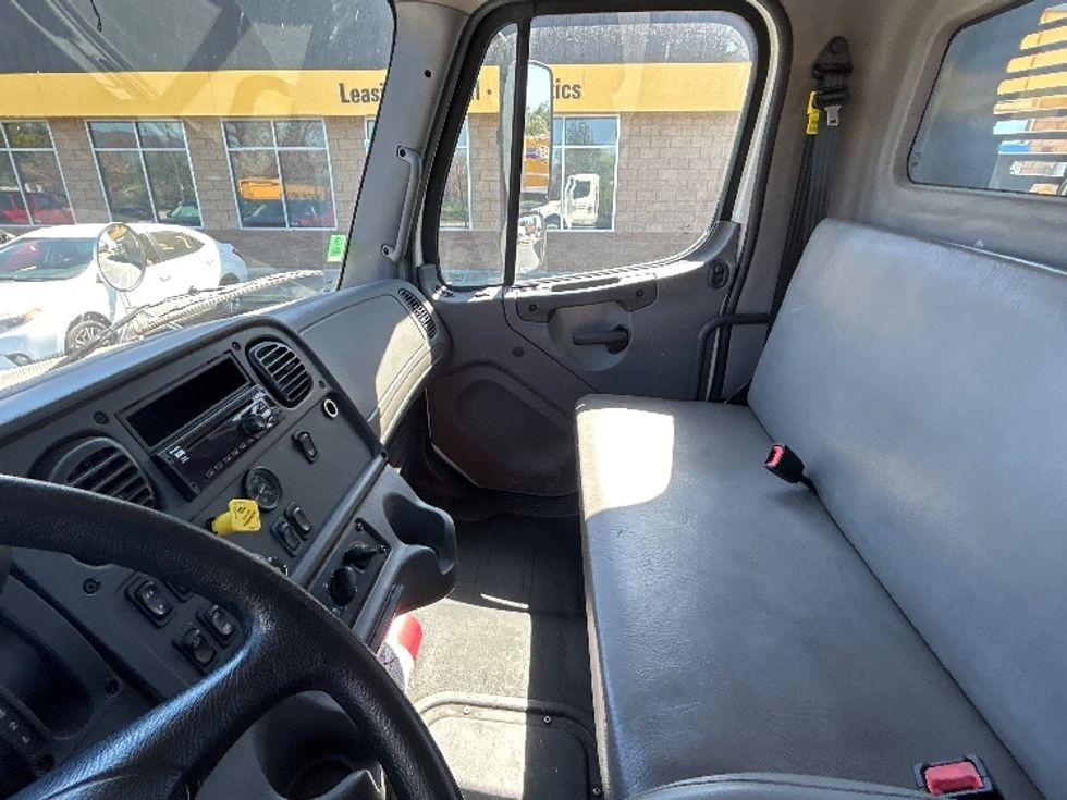 Flatbed Truck-Light and Medium Duty Trucks-Freightliner-2022-M2-Sun Valley-CA-81,746\n\t\tmiles-$ 84,000 - Image 17