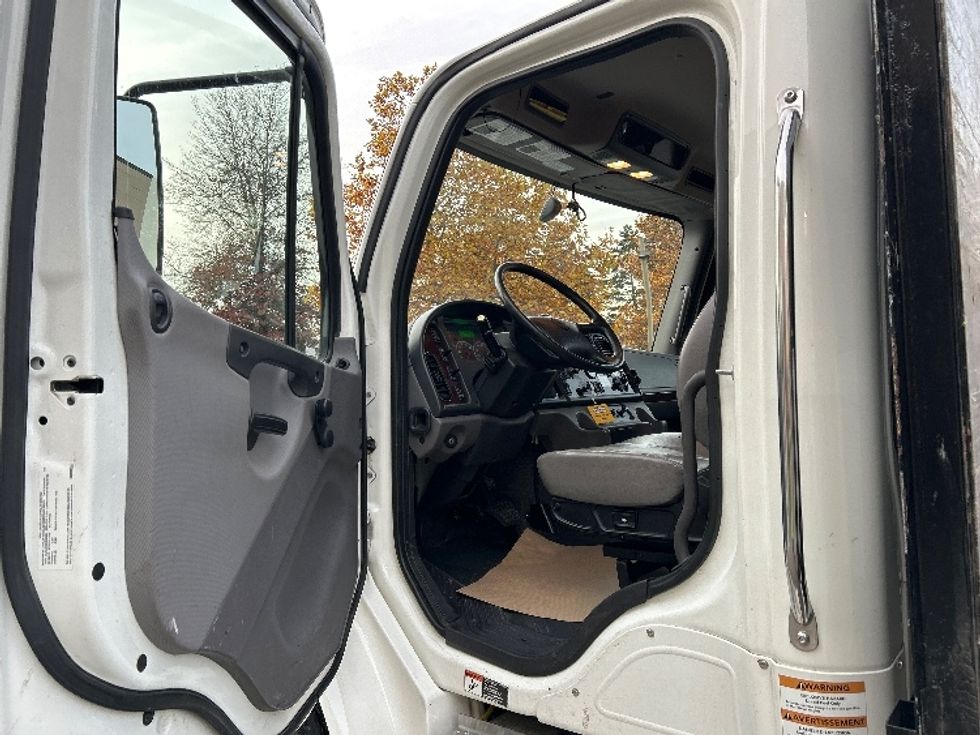 Flatbed Truck-Light and Medium Duty Trucks-Freightliner-2022-M2-Surrey-BC-91,686\n\t\tkm-$ 103,000 - Image 15