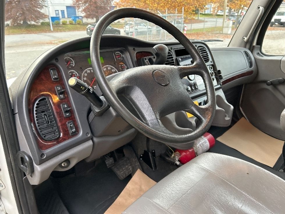 Flatbed Truck-Light and Medium Duty Trucks-Freightliner-2022-M2-Surrey-BC-91,686\n\t\tkm-$ 103,000 - Image 16