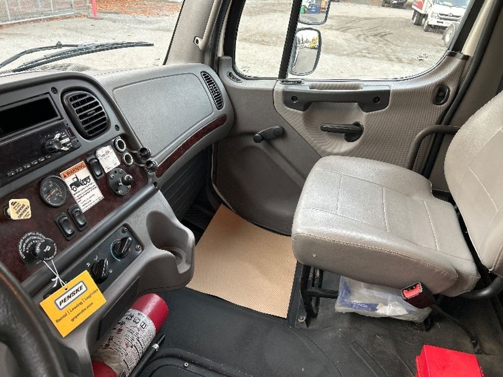 Flatbed Truck-Light and Medium Duty Trucks-Freightliner-2022-M2-Surrey-BC-91,686\n\t\tkm-$ 103,000 - Image 18