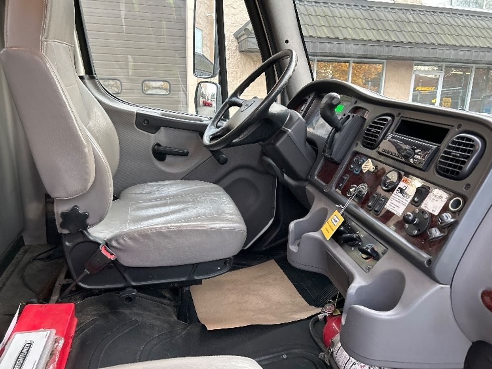 Flatbed Truck-Light and Medium Duty Trucks-Freightliner-2022-M2-Surrey-BC-91,686\n\t\tkm-$ 103,000 - Image 21