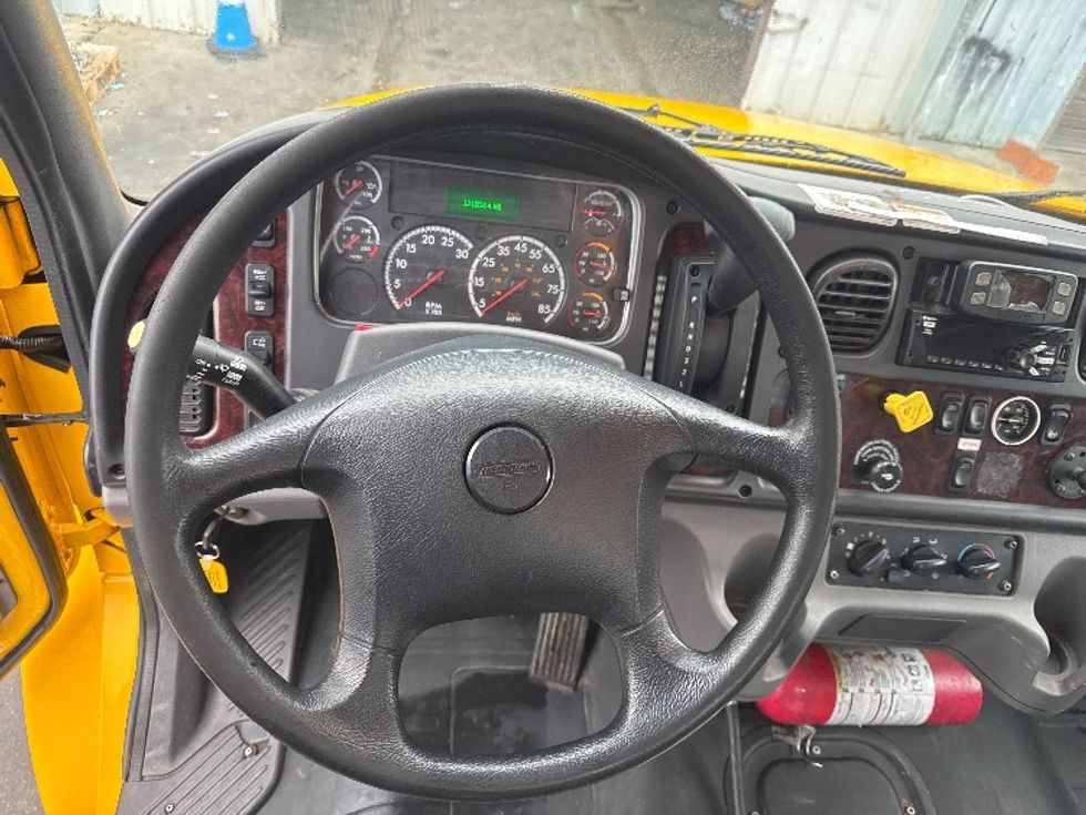 Flatbed Truck-Light and Medium Duty Trucks-Freightliner-2022-M2-West Sacramento-CA-121,354\n\t\tmiles-$ 68,500 - Image 17