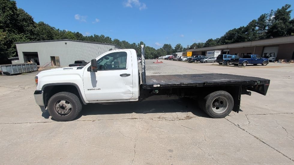 Flatbed Truck-Light and Medium Duty Trucks-GMC-2017-SIERRA-Suwanee-GA-221,369\n\t\tmiles-$ 9,500 - Image 4