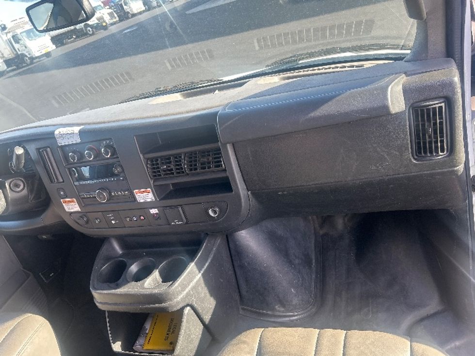 Flatbed Truck-Light and Medium Duty Trucks-GMC-2019-G33503-Torrance-CA-39,562\n\t\tmiles-$ 30,250 - Image 21